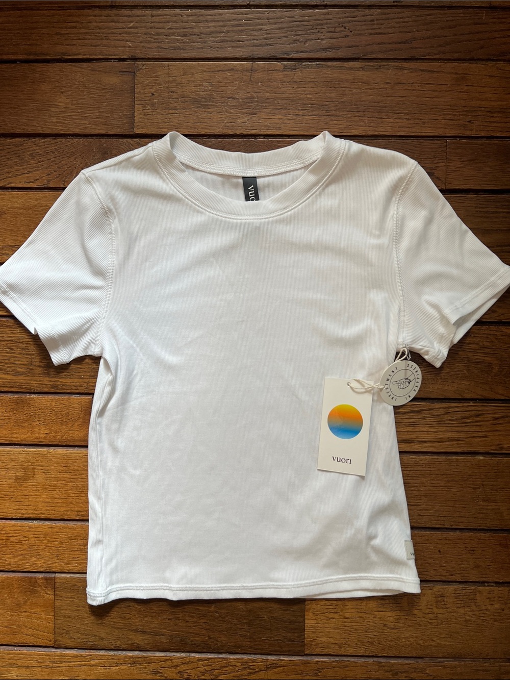 Vuori White Pose Fitted Short Sleeve Tee Shirt Size Medium New With Tags NWT